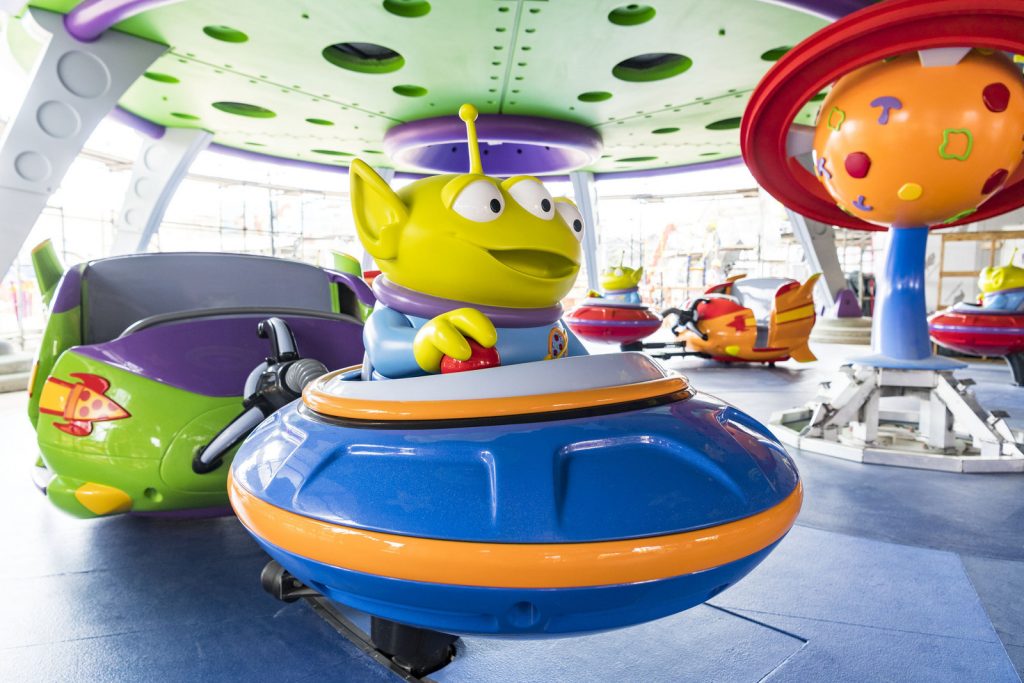 Little green aliens in the Alien Swirling Saucers attraction at Toy Story Land